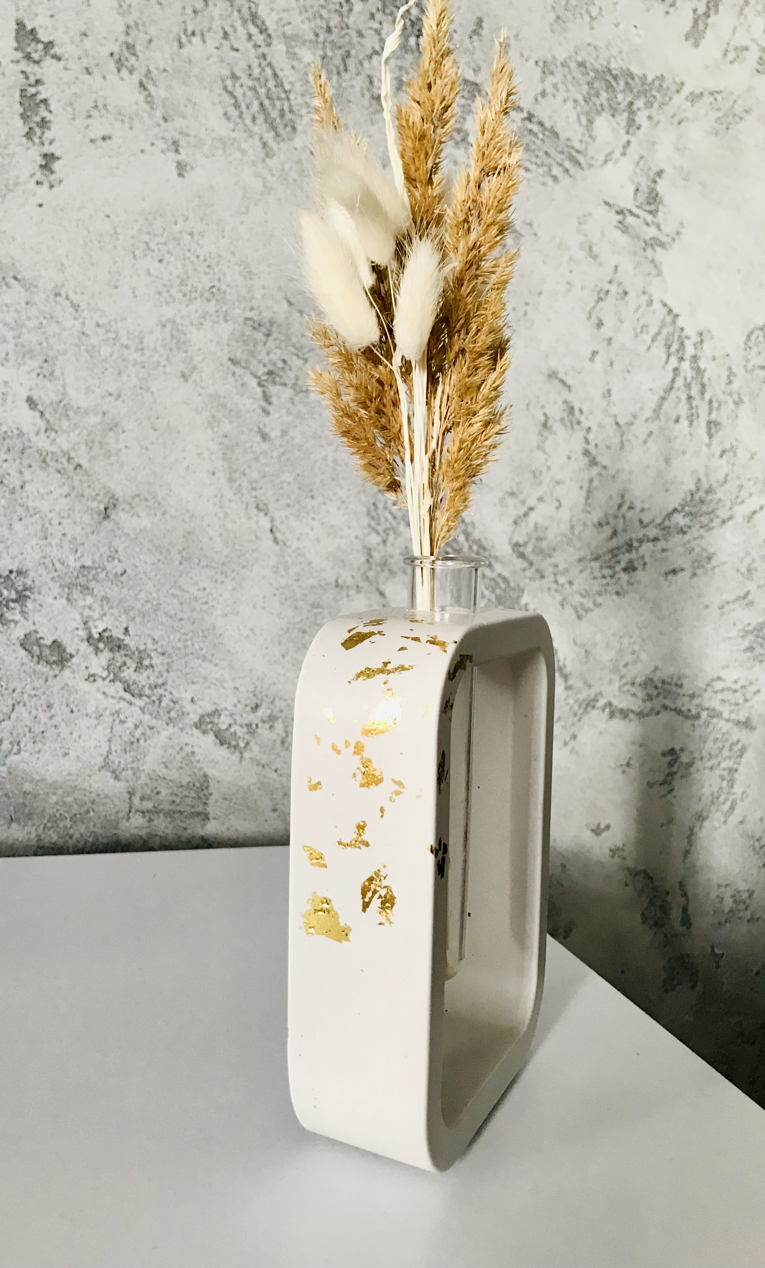 Betonová váza Olivia se zlatými plátky