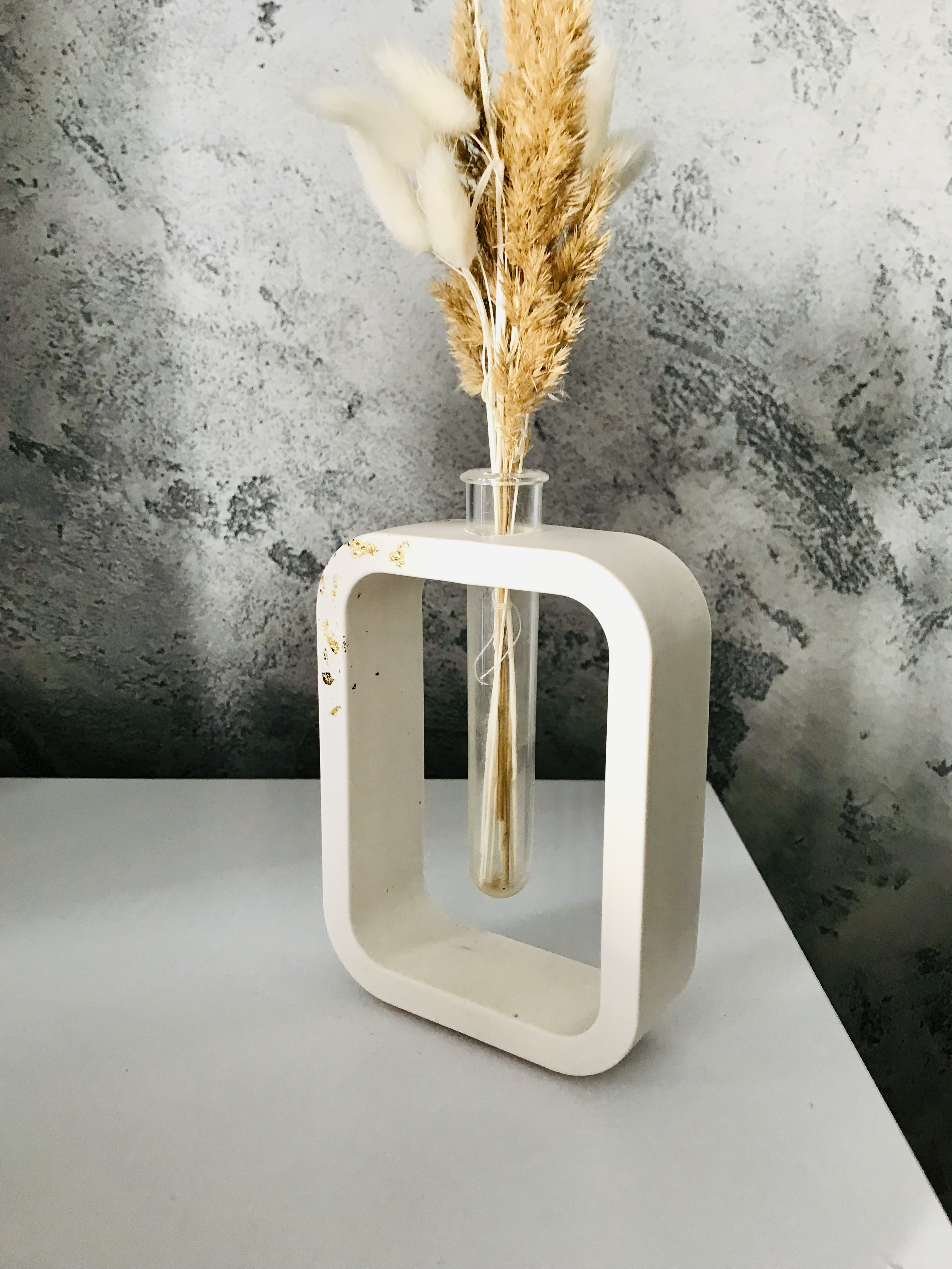 Bílá váza Olivia se zlatými plátky