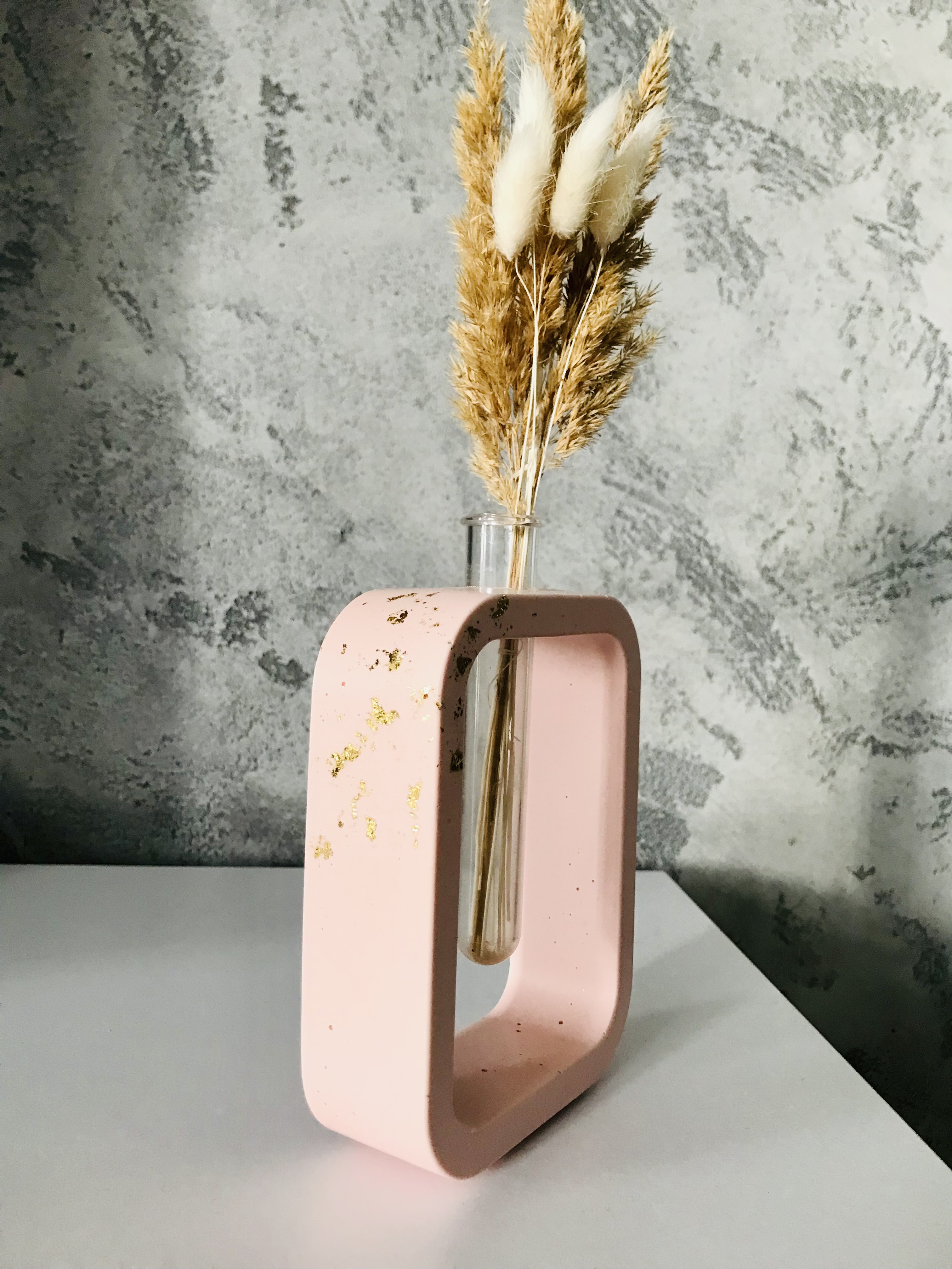 Pudrově růžová váza Olivia se zlatými plátky