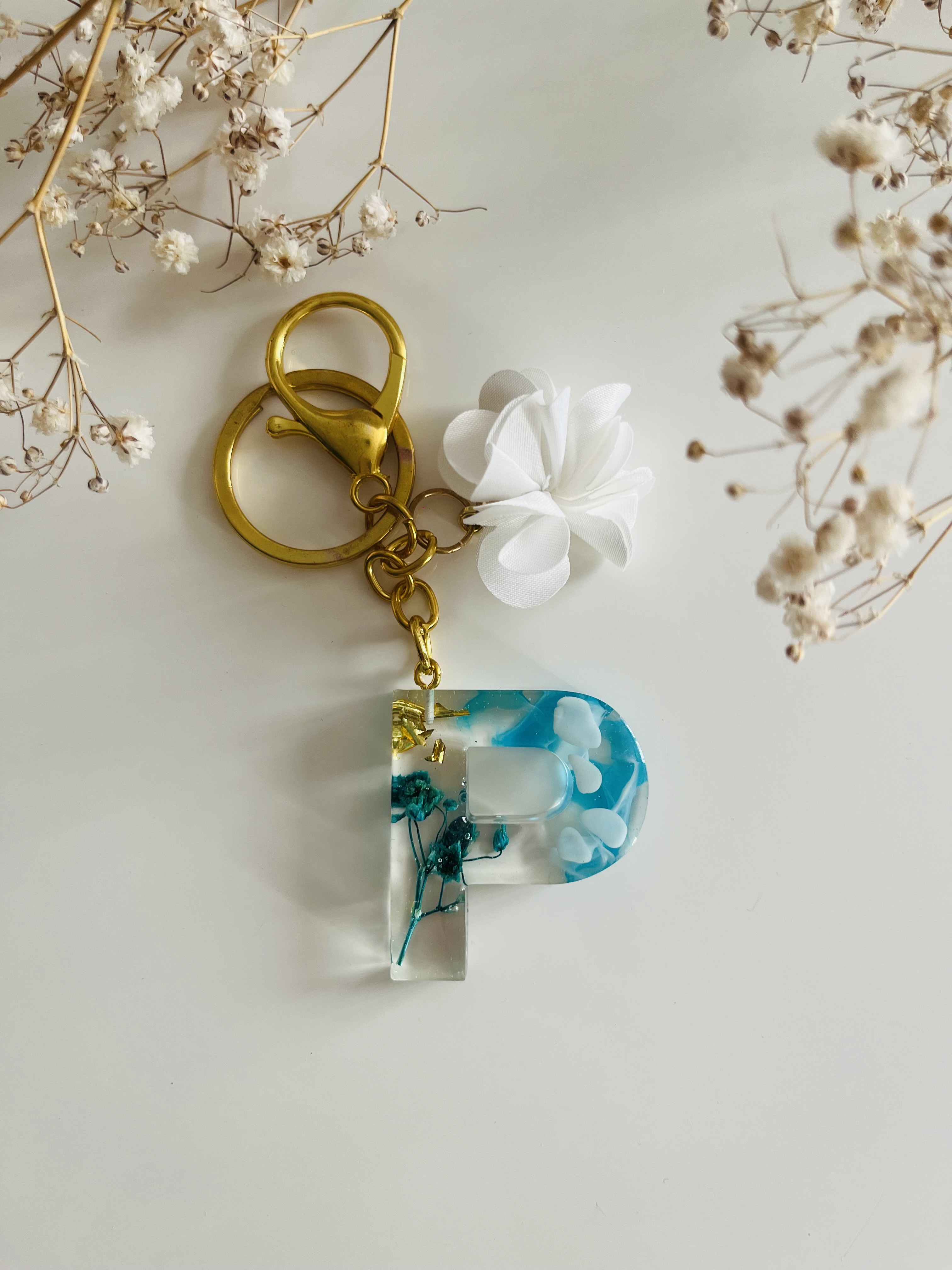 Přívěsek s květinou P