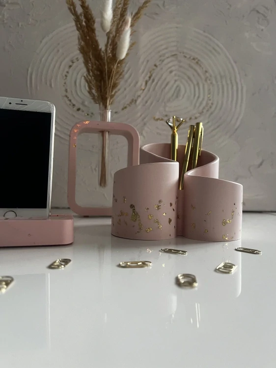 Designový stojánek na psací potřeby Gold