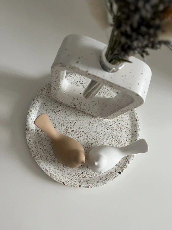 Designová dekorace na stůl Terrazzo