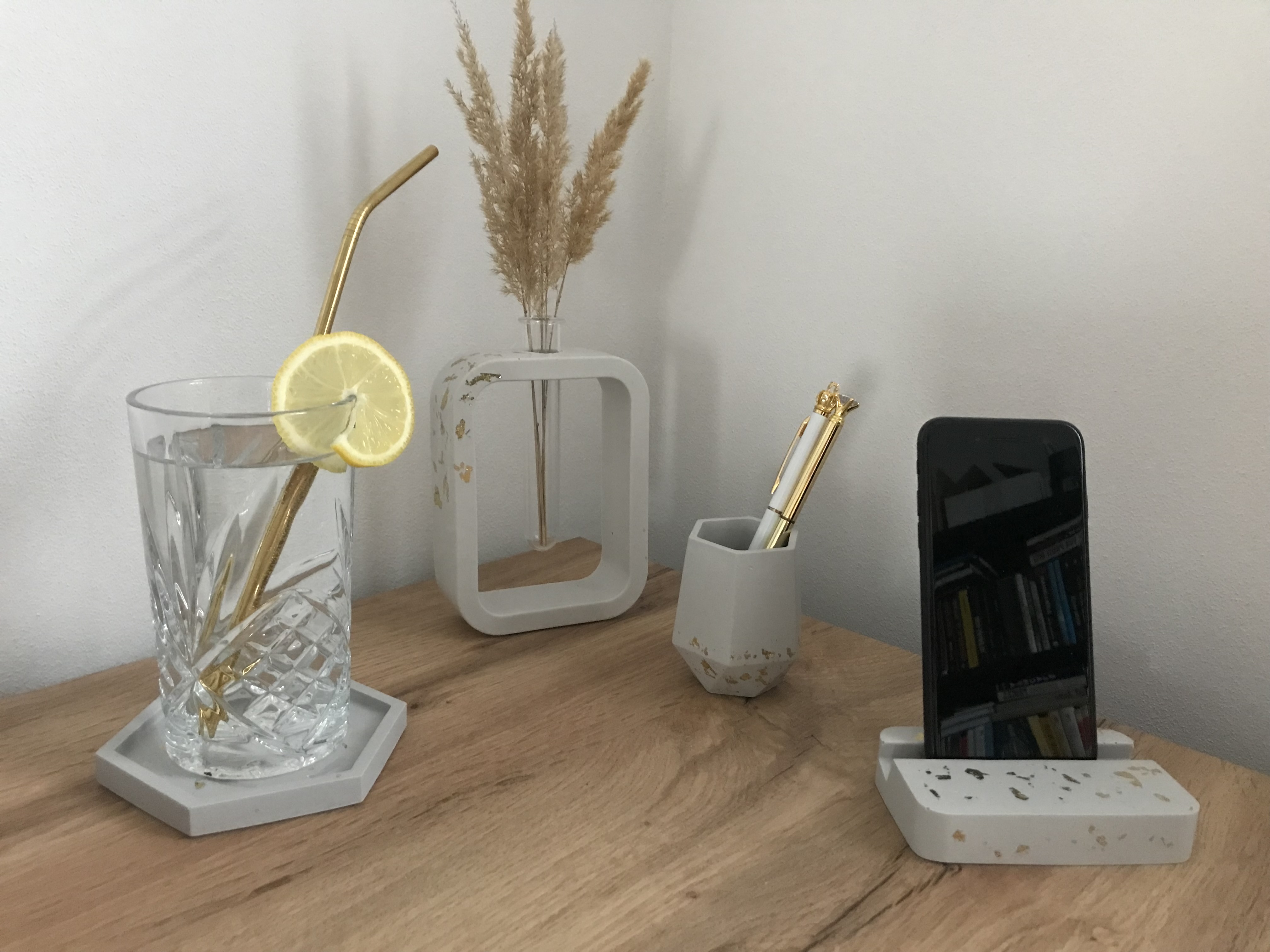 Betonová váza Olivia se zlatými plátky