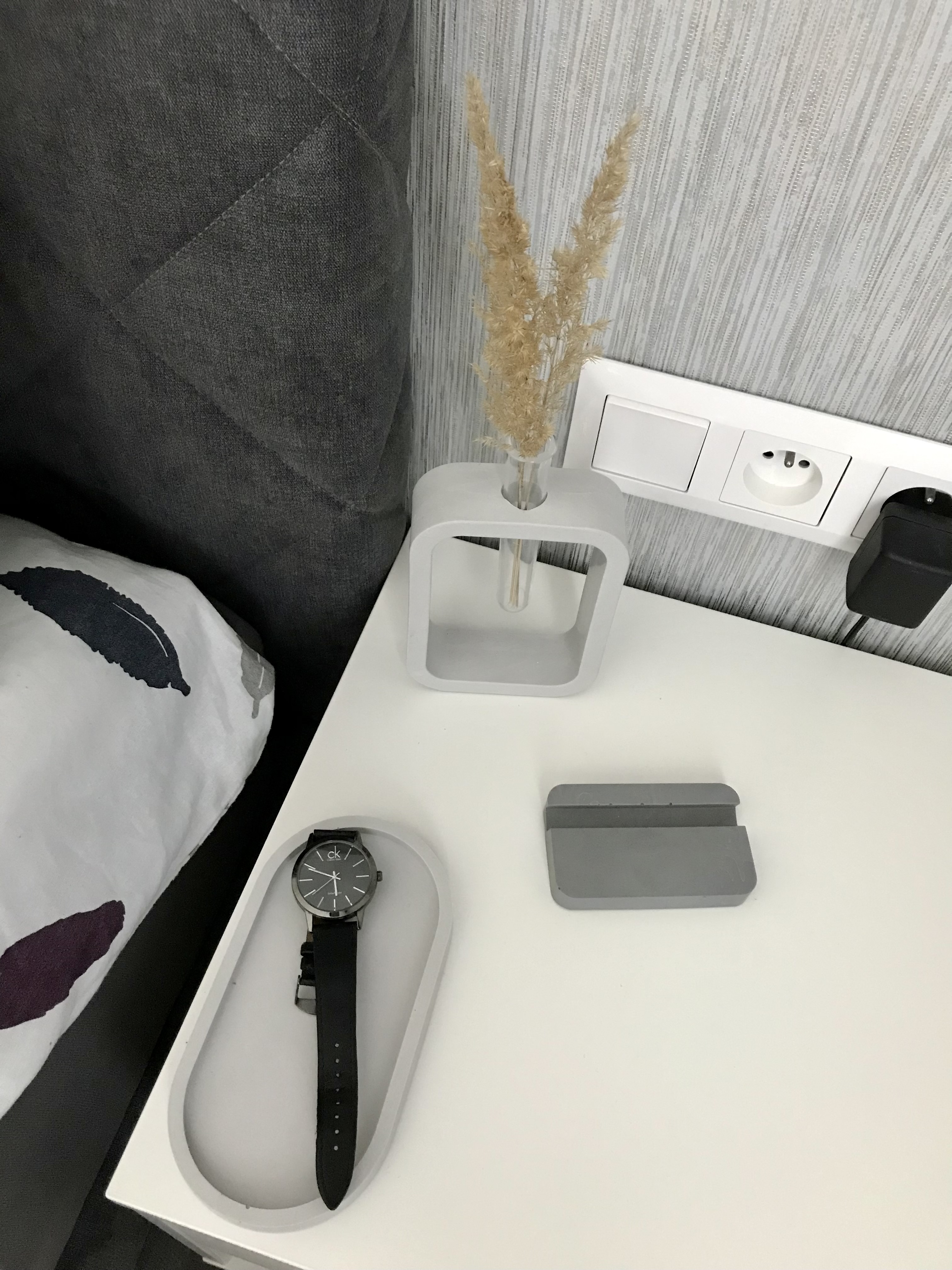 Betonová váza Olivia se zlatými plátky