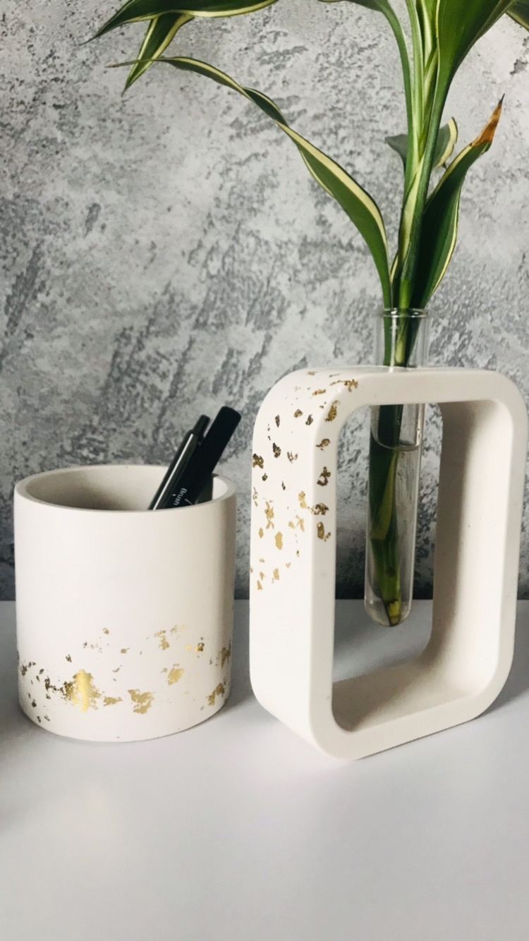 Bílá váza Olivia se zlatými plátky