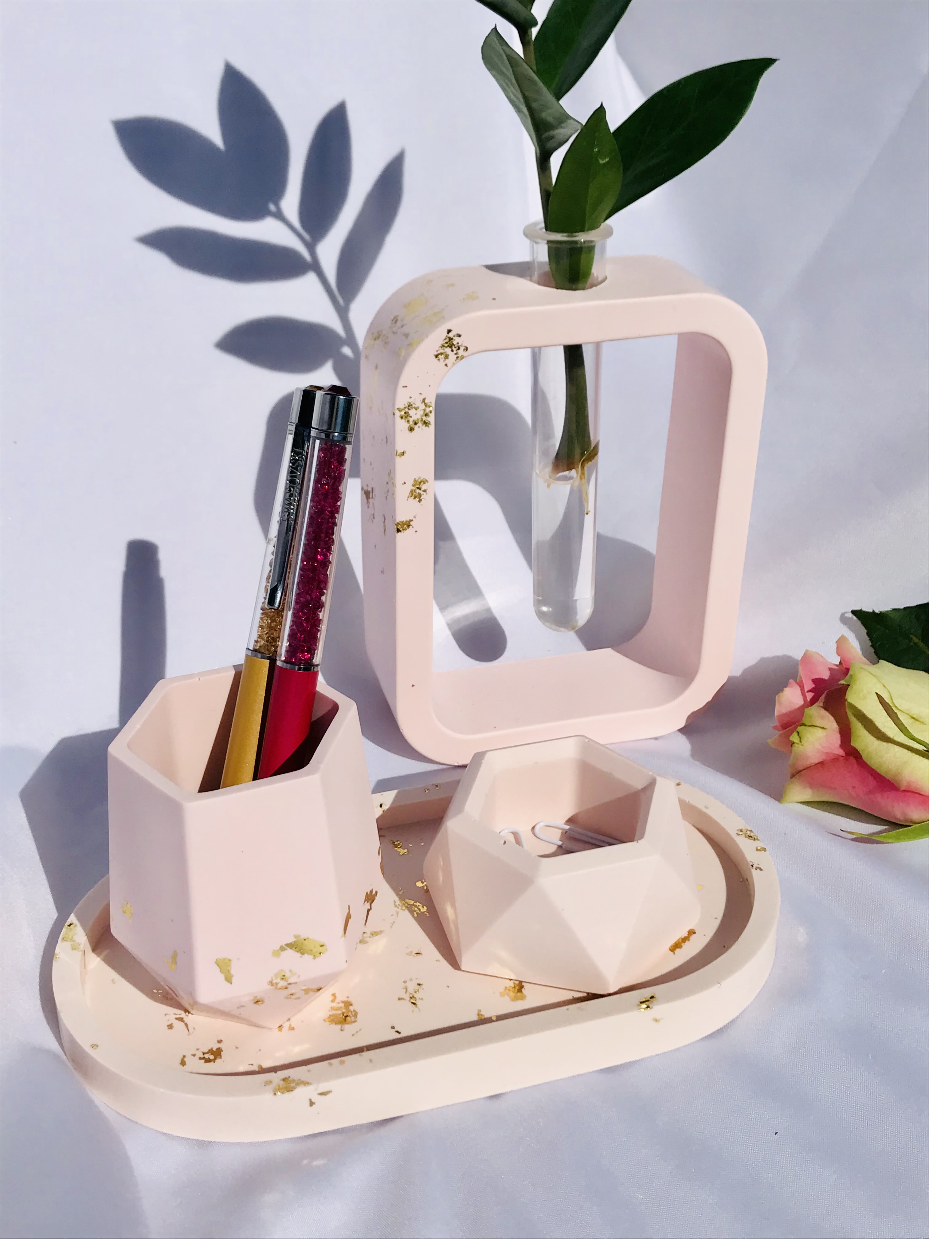 Pudrově růžová váza Olivia se zlatými plátky