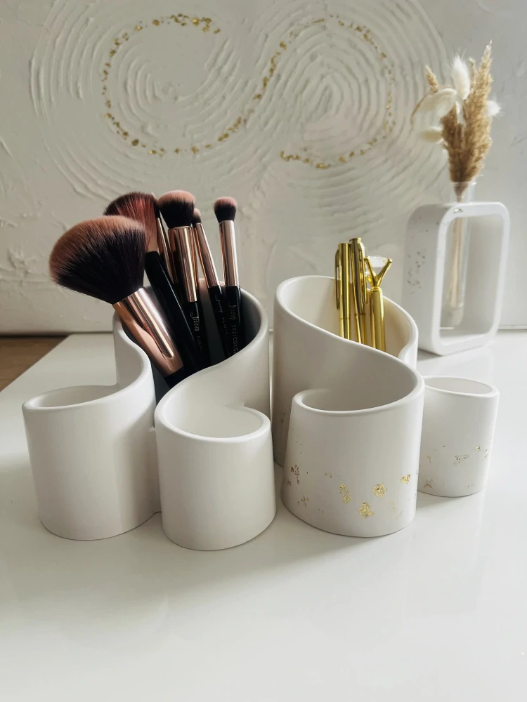 Designový stojánek na kosmetické štětce Minimalist