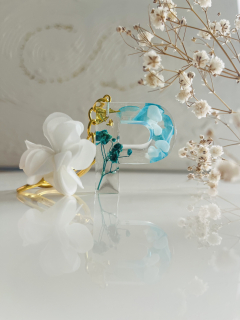 Přívěsek s květinou P