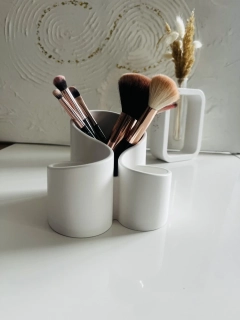 Designový stojánek na kosmetické štětce Minimalist