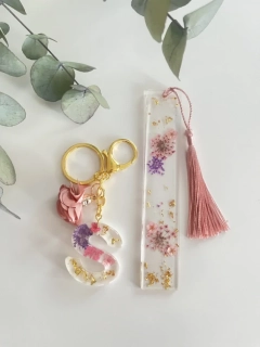 Záložka a přívěsek s květinami