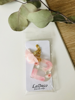 Přívěsek B růžový