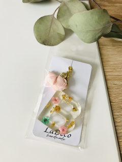 Přívěsek B s květy